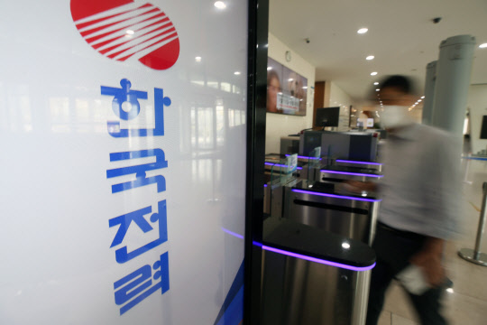 정부와 한국전력은 4분기(10~12월) 최종 연료비 조정단가를 전분기보다 3원 인상했다. 2013년 11월 이후 약 8년 만에 이뤄진 전기료 인상이다. 사진은 전남 나주시 빛가람혁신도시 한국전력 본사 로비를 출입하는 직원의 모습. 연합뉴스